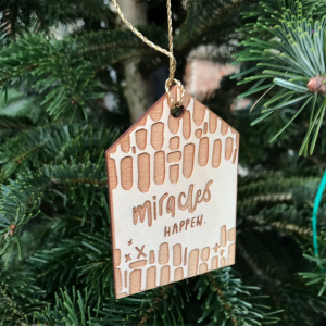 Anhänger "Miracles HAPPEN" groß am Weihnachtsbaum