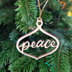 Anhänger "peace" am Weihnachtsbaum nahaufnahme